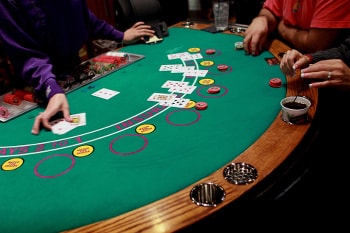 La strategia di base del blackjack, o strategia basilare, si riferisce alle giocate matematicamente corrette per ogni singola mano di blackjack. Ci vuole più di una strategia di base per guadagnare soldi a blackjack