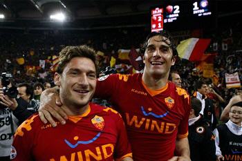 Totti bandiera, Toni girovago. Francesco Totti e Luca Toni hanno poco in comune. Di certo non lo spirito viaggiatore!